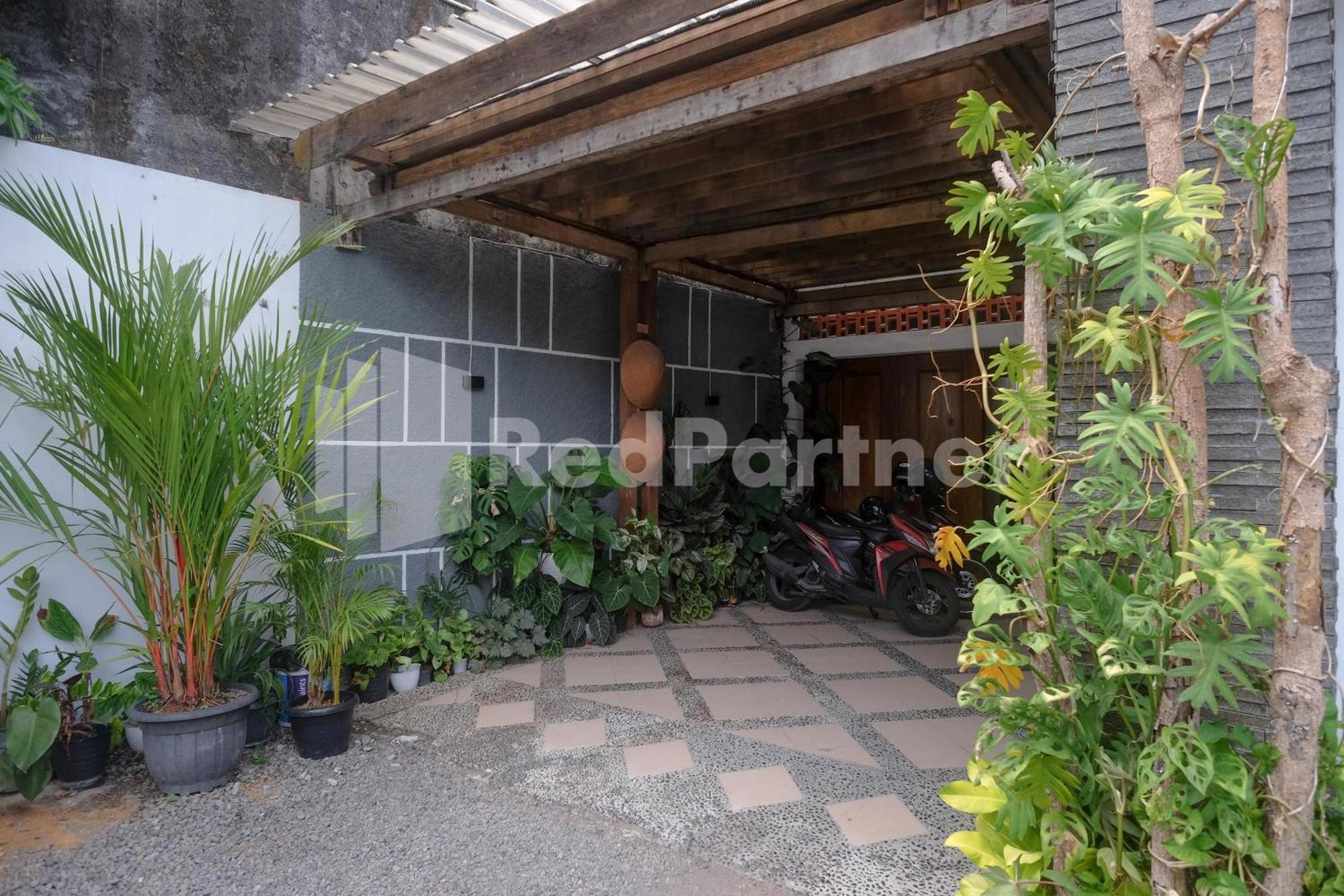 Ndliman House Near Ugm Jogja Mitra Reddoorz Hotel Kejayan Buitenkant foto